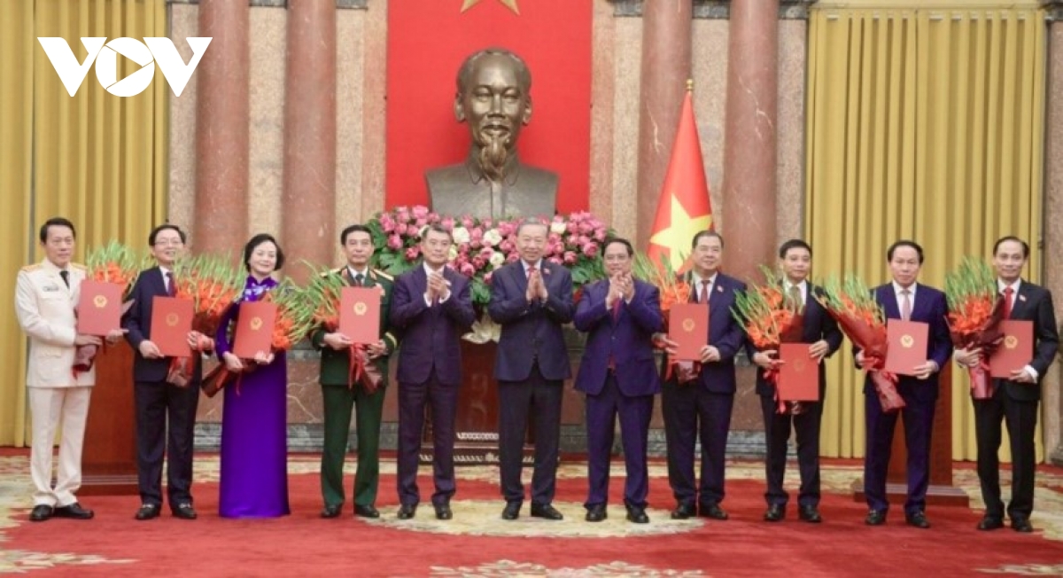 Top Vietnamese leader presents appointment decisions to Government members